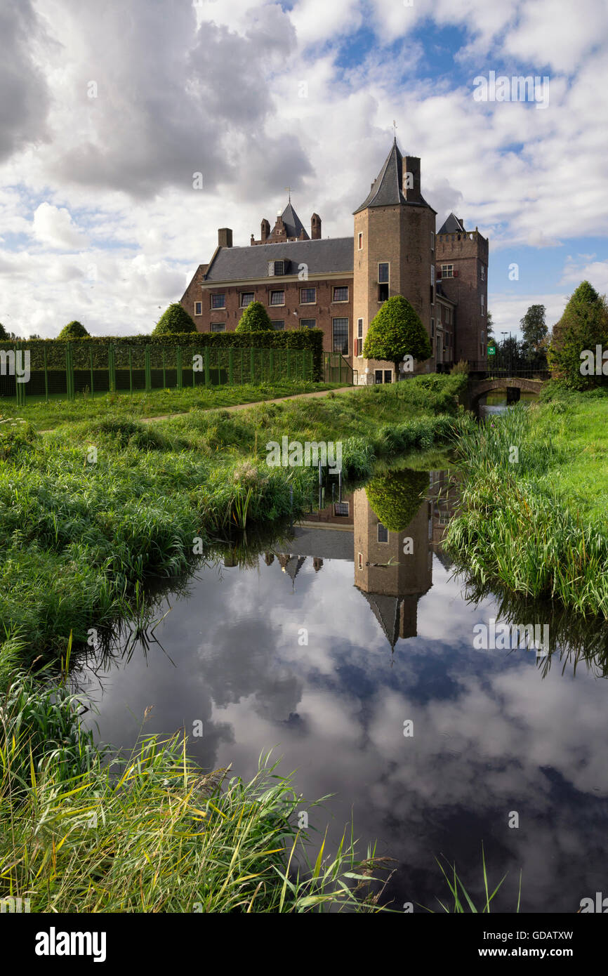 assumburg-castle-in-heemskerk-with-its-tower-reflecting-in-the-moat