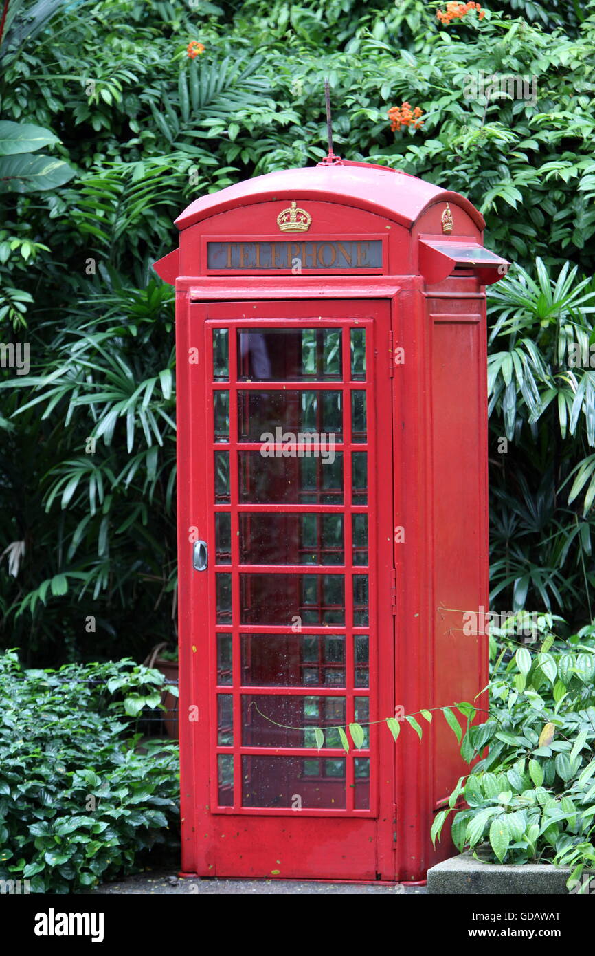Asien, Suedostasien, Singapur,  Telefon, Telefonkabiene,  Eine traditionelle Britische Telefonkabiene in der Grossstadt von Sing Stock Photo
