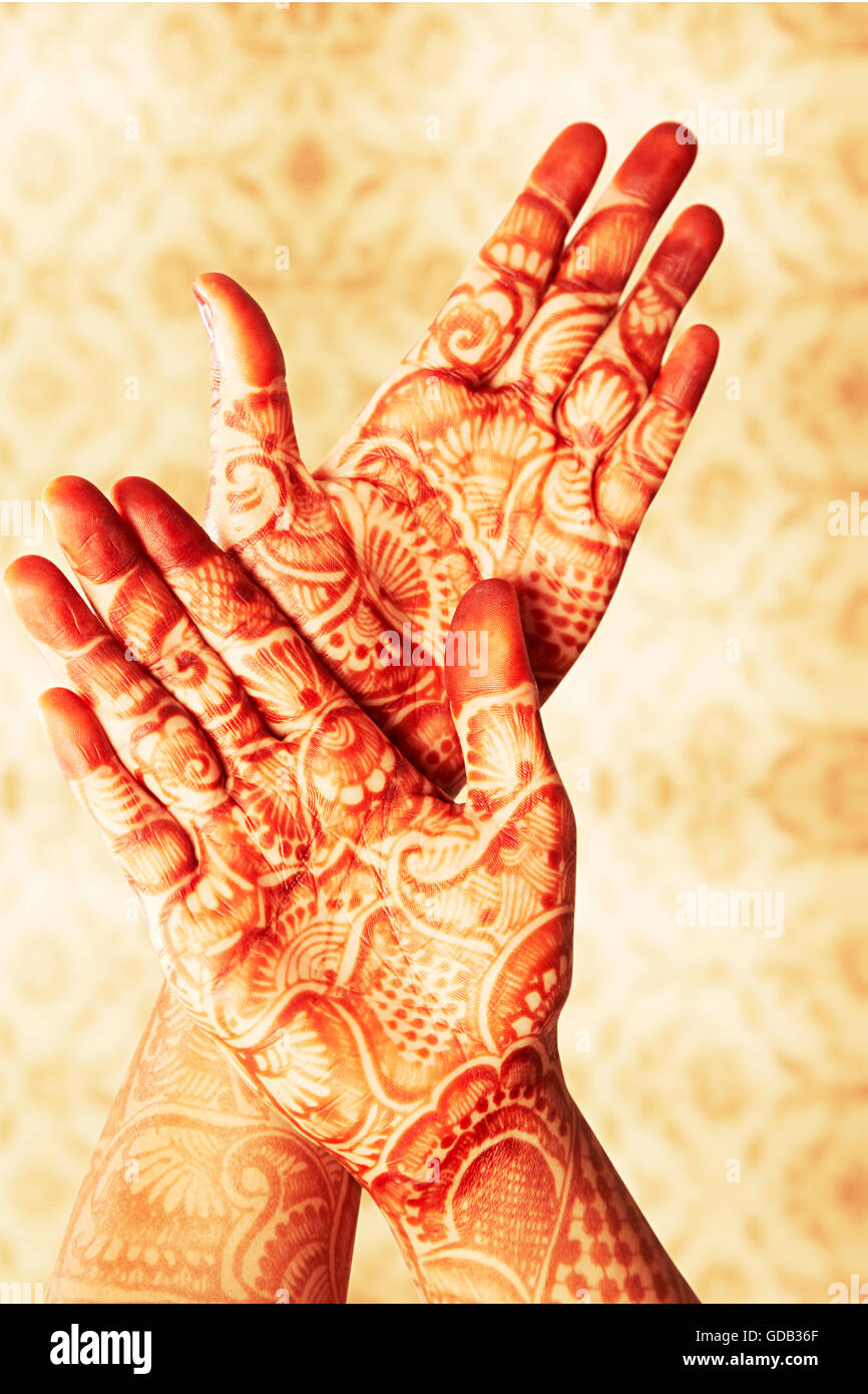 1 indian Adult Woman Bride Hand Design Mehendi showing Stock Photo - Alamy