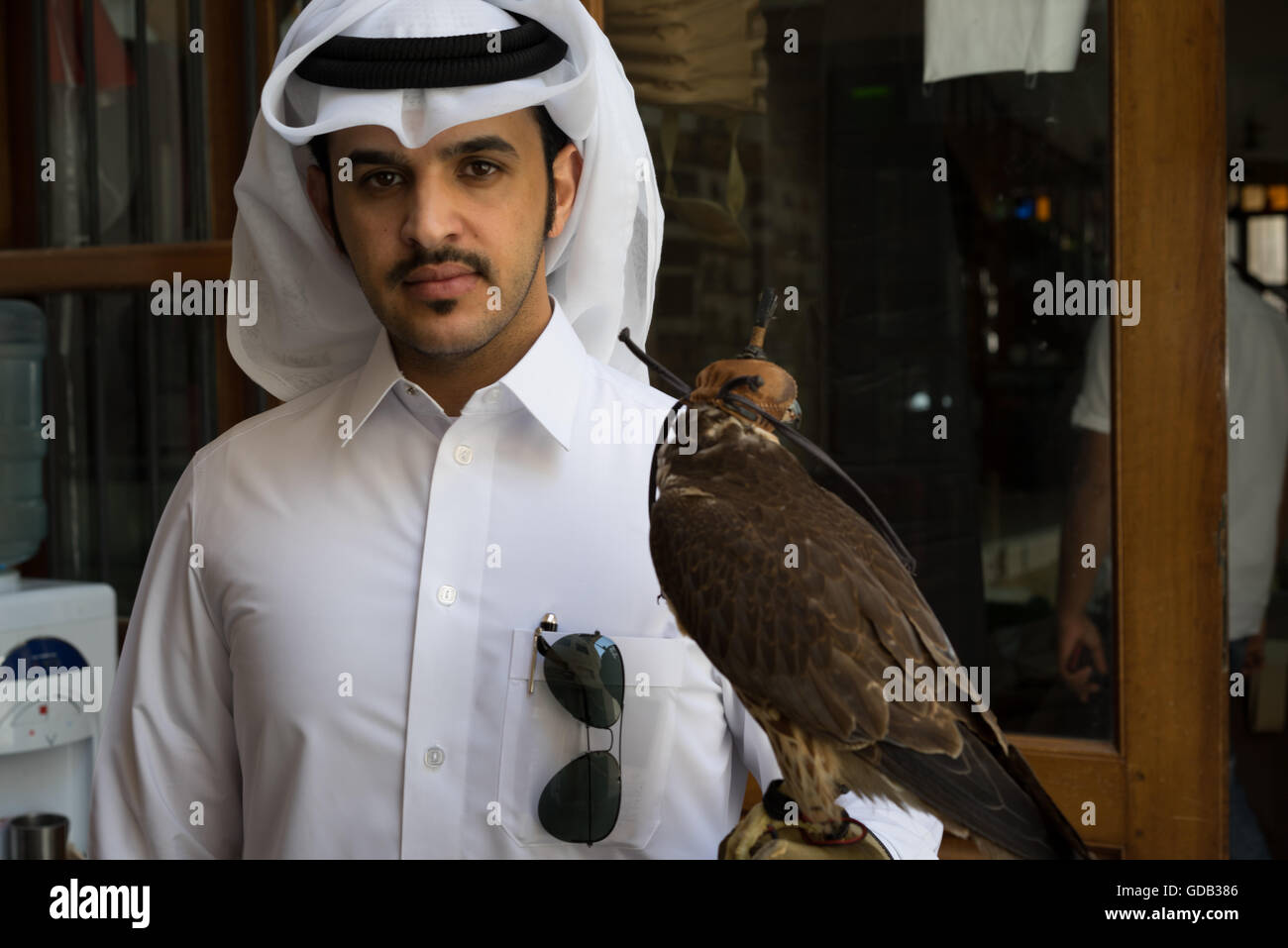 Falconer with his falcon, Falcon Souq, Souq Waqif, Doha Stock Photo - Alamy