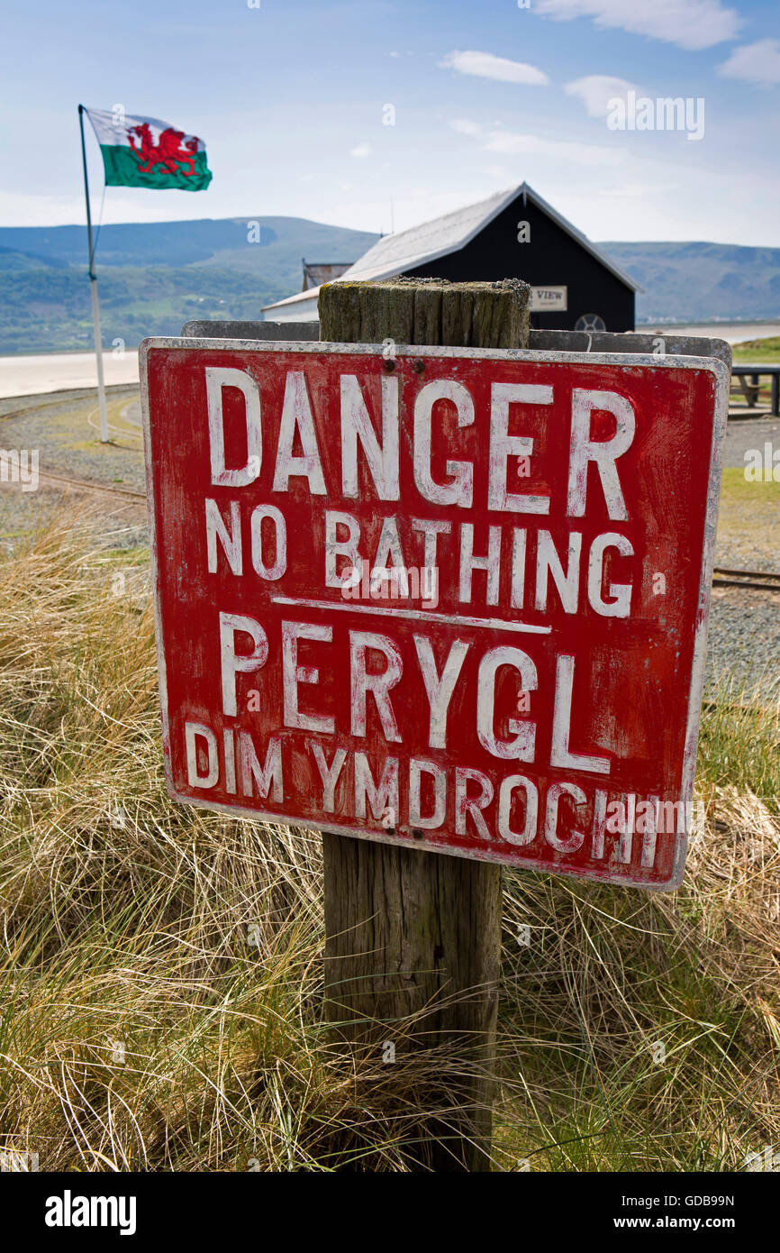 UK, Wales, Gwynedd, Fairbourne dunes, South Bank, Penrhyn Point, Danger, No Bathing bilingual sign in Welsh and English Stock Photo