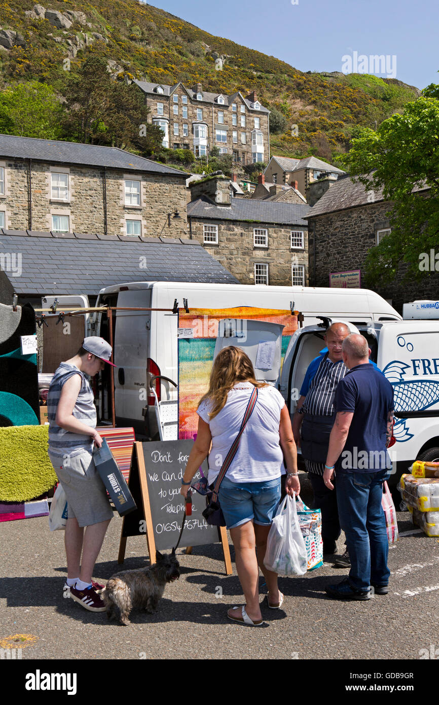 UK, Wales, Gwynedd, Barmouth, weekly market, customers at fresh fish stall Stock Photo