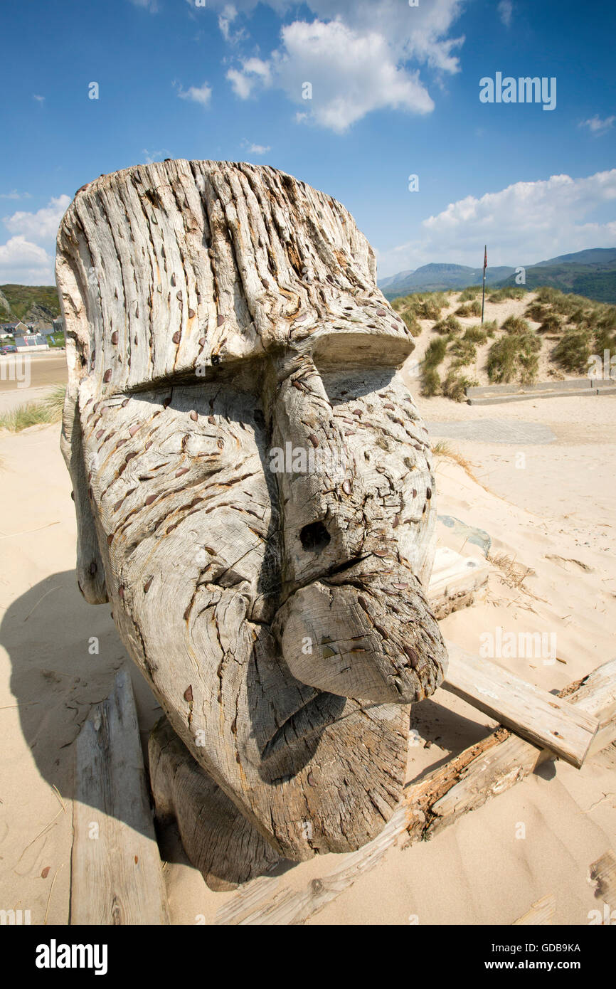 Wooden head sculpture barmouth beach hires stock photography and