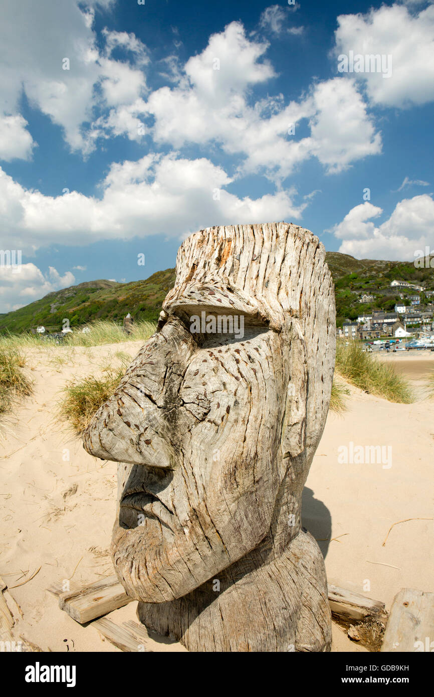 UK, Wales, Gwynedd, Barmouth, beach, Ynys Brawd, large wooden ‘Easter