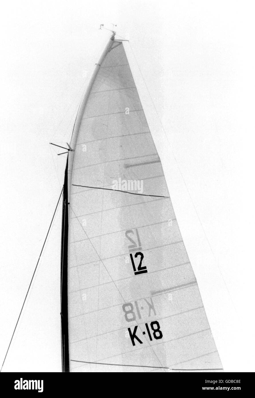 AJAX NEWS PHOTOS. 5TH JUL, 1980.  SOUTHAMPTON, ENGLAND. - AMERICA'S CUP CHALLENGER NEW WEAPON - BRITISH 12M  LIONHEART FITTED EXTRA BENDY SECTION TO HER MAST TOP. PHOTO:JONATHAN EASTLAND/AJAX  REF:YA LIONHEART MAST 80 Stock Photo