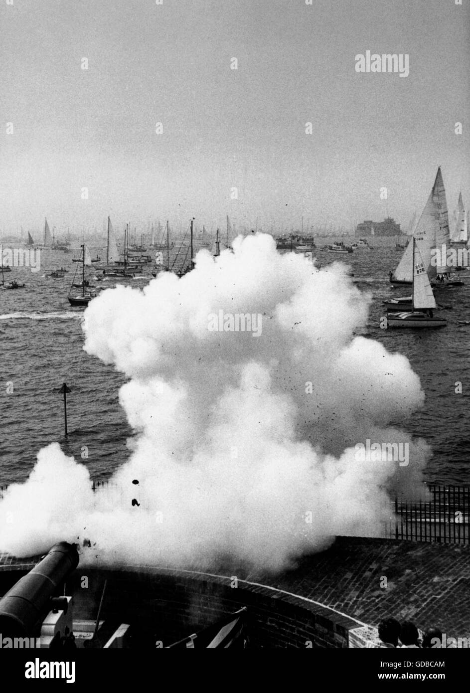 AJAX NEWS PHOTOS. 1977. SOUTHSEA, ENGLAND. - WHITBREAD ROUND THE WORLD RACE START - A HUGE CANNON IS FIRED FROM SOUTHSEA CASTLE TO START THE 2ND GLOBAL RACE.  PHOTO:RAY EASTLAND/AJAX  REF:YAR WRWR START 1977 Stock Photo