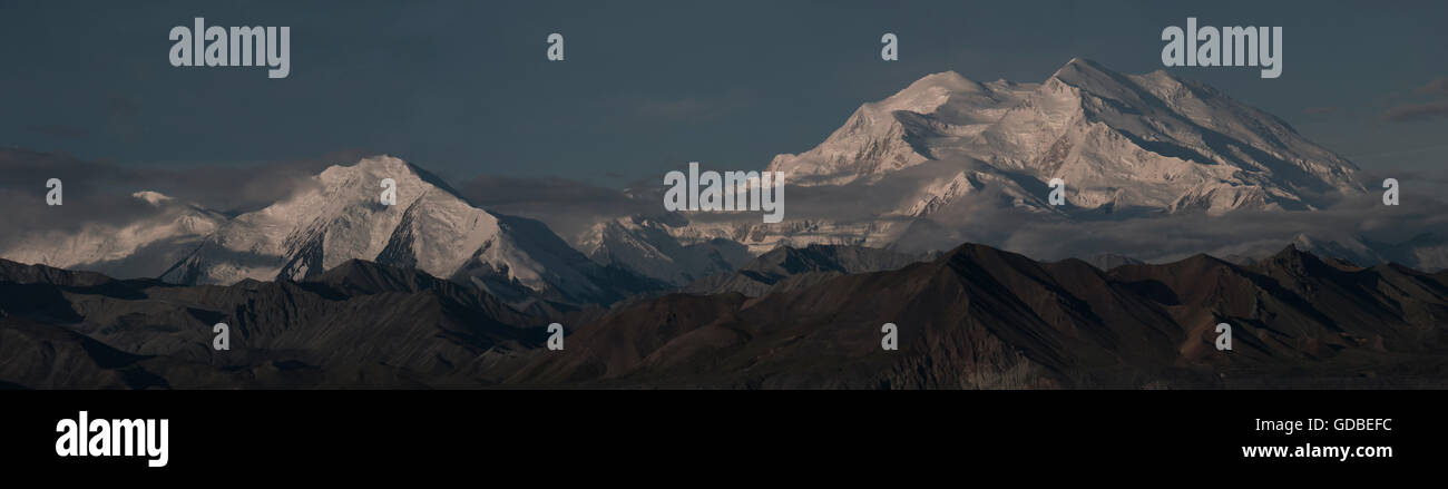 Snow covered Mt McKinley, tallest mountain in North America, Mt Brooks (left) and the Alaska Range. Denali National Park, Alaska Stock Photo
