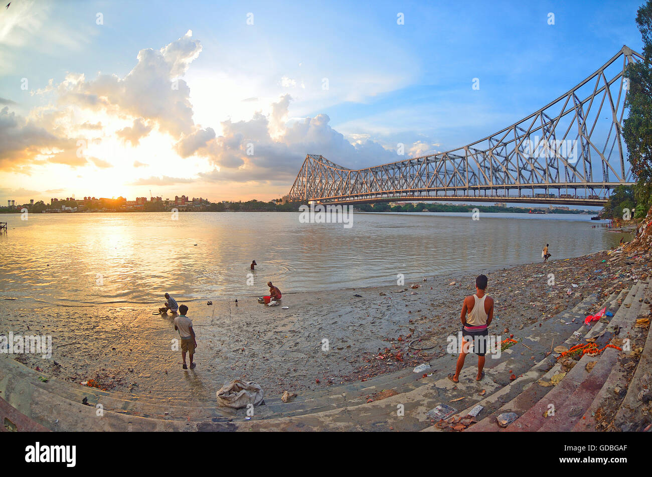 Sunset over Hooghly river with Howrah Bridge, Kolkata, West Bengal, India  Stock Photo - Alamy, image size:1300x951