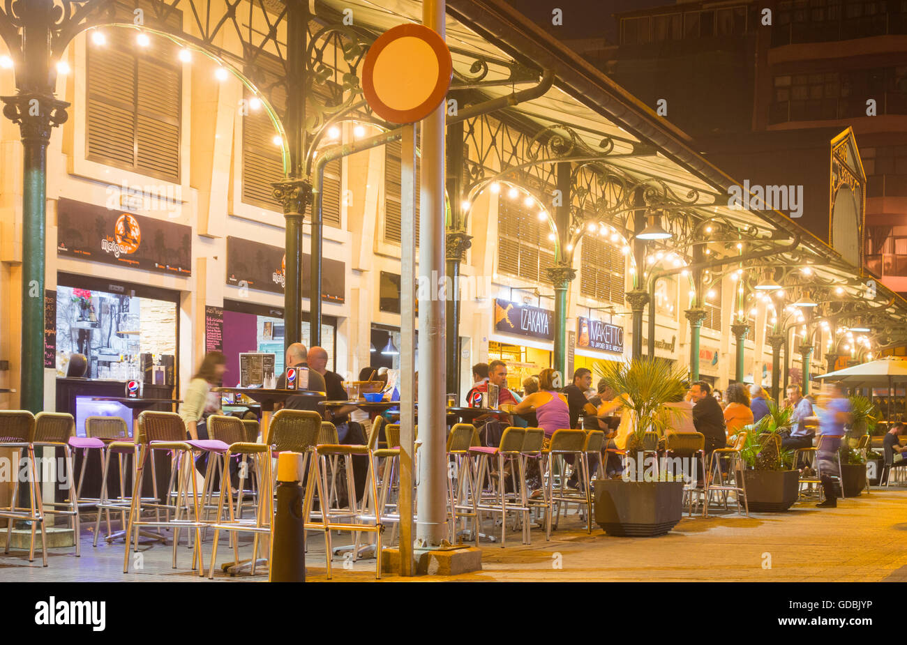 People eating and drinking at bars outside Mercado del Puerto (port market) in  Las Palmas, Gran Canaria, Canary Islands, Spain Stock Photo - Alamy