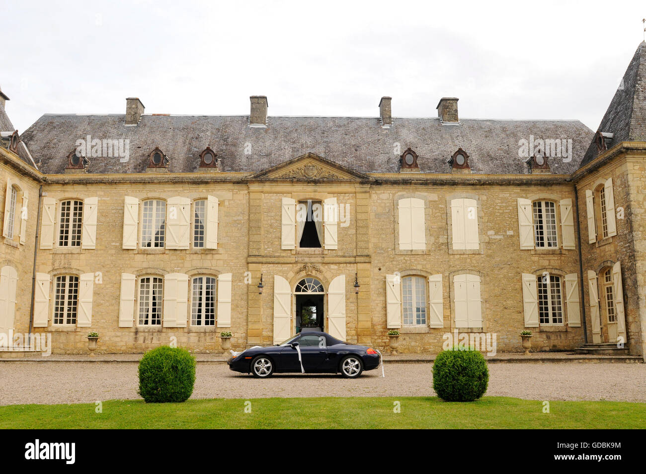 Car parked in front of a chateau Stock Photo
