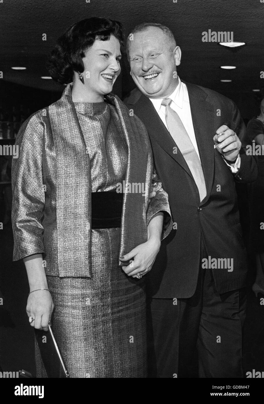 Fröbe, Gert, 25.2.1913 - 5.9.1988, German actor, half length, with his third wife Tatjana Iwanoff, at the prize of the German film review, 1958, Stock Photo