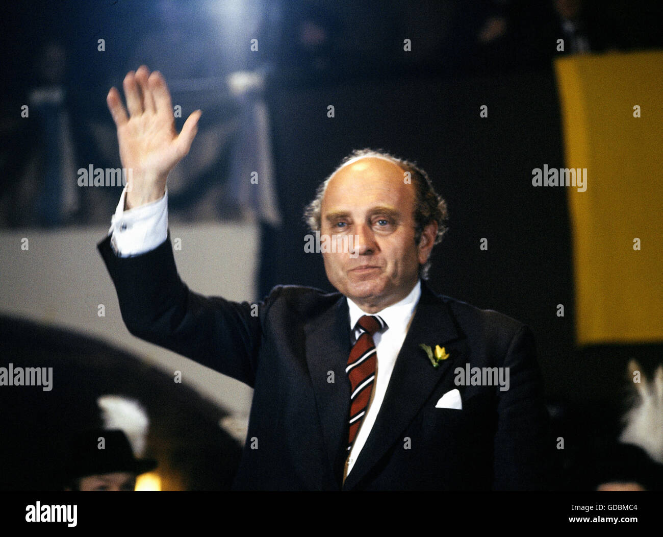 Lambsdorff, Otto Graf, 20.12.1926 - 5.12.2009, German politician (FDP), Federal Minister for Economics 1977 - 1984, half length, during a party meeting, Munich, March 1983, waving, Stock Photo