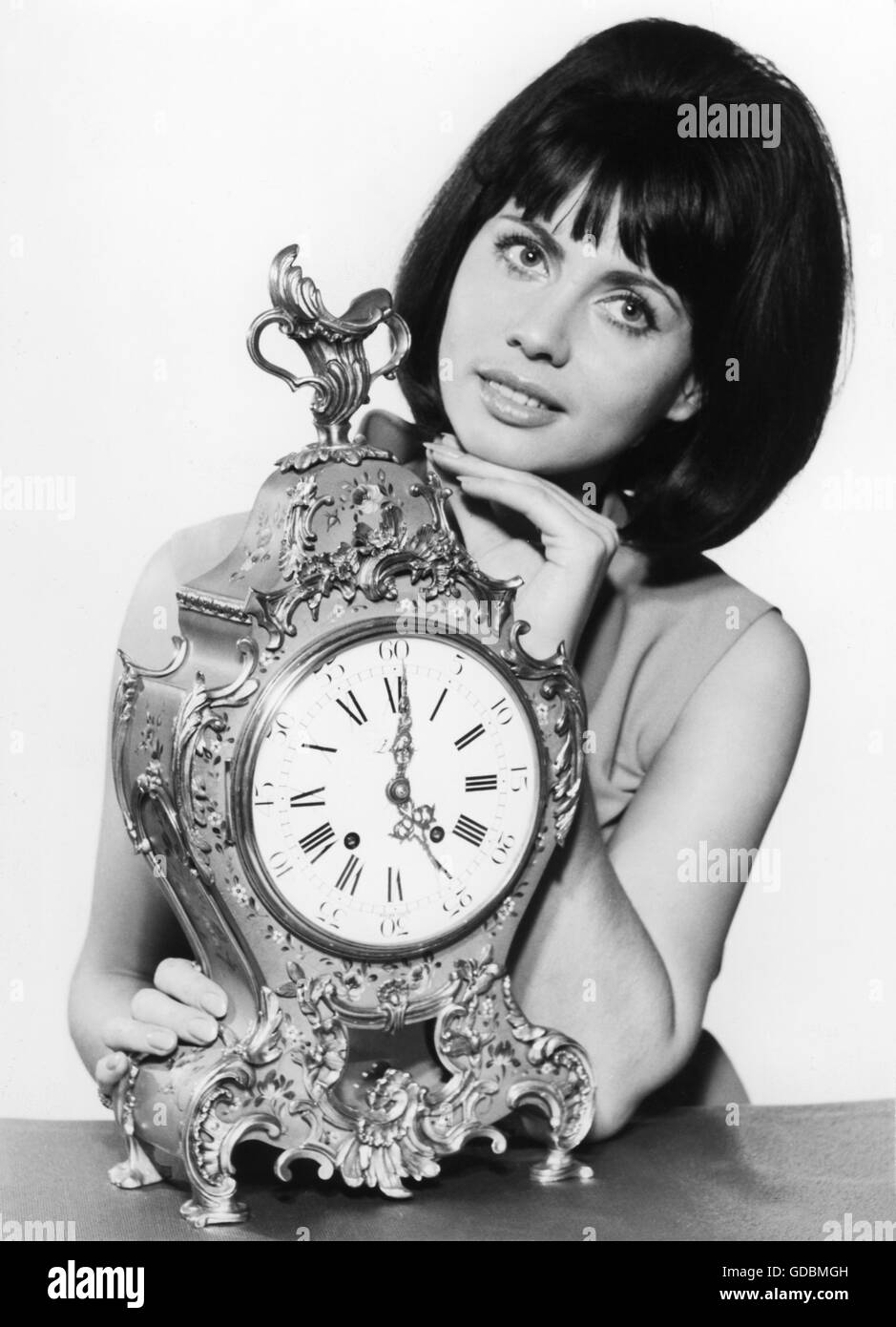 Eskens, Margot, * 12.8.1939, German pop singer, half-length, representative of Germany at Eurovision song contest, with the song 'Die Zeiger der Uhr', music: Walter Dobschinski, words: Hans Bradtke, press photo, early 1966, Stock Photo