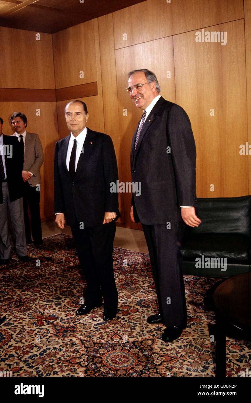Kohl, Helmut, * 3.4.1930, German politician (CDU), chancellor of Germany 1982 - 1998, full length, with the President of France Francois Mitterand, Bonn, 21.10.1982, Stock Photo