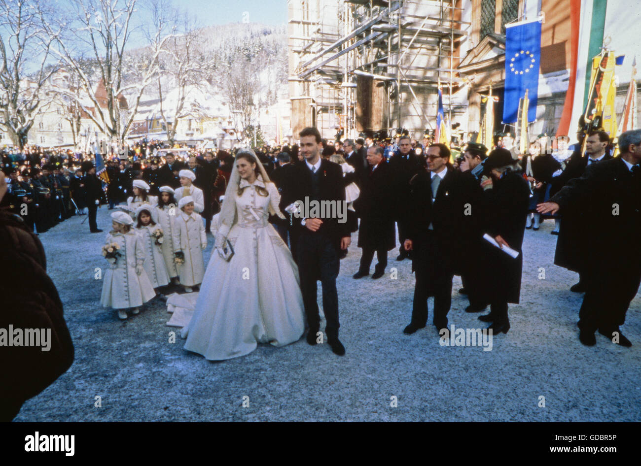 Habsburg-Lothringen, Karl of, * 11.1.1961, Austrian politician (Austrian People's Party), full length, with  Francesca von Thyssen-Bornemisza, their both wedding, Mariazell, Austria, 1.2.1993, Stock Photo