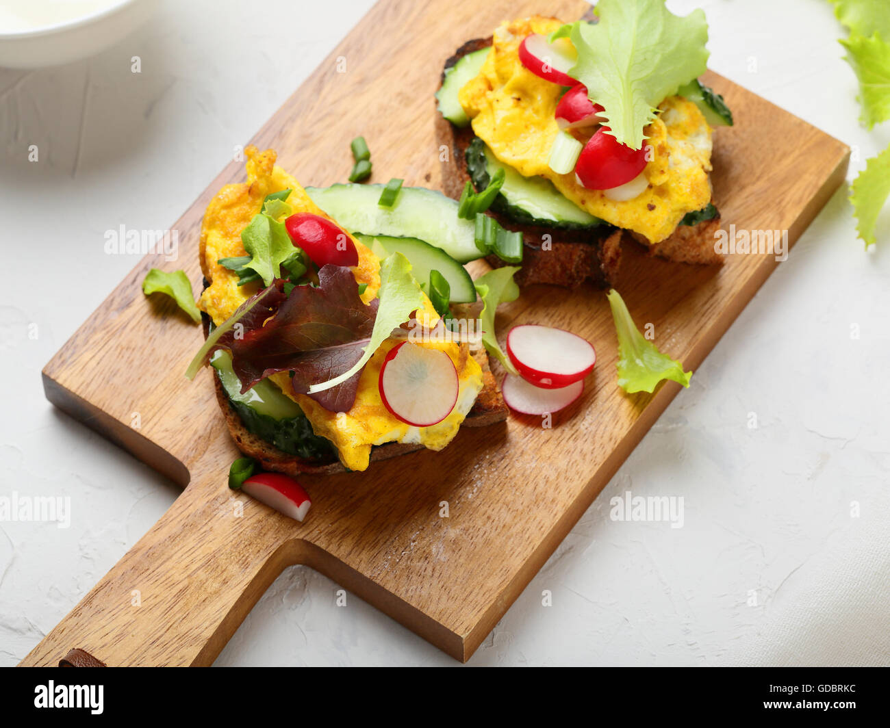 Scrambled eggs white bread hi-res stock photography and images - Alamy