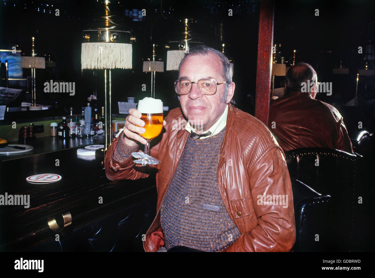 Howland, Chris, 30.7.1928 - 30.11.2013, British entertainer and disc jockey, half length, drinking beer, Cologne, 21.1.1987, Stock Photo