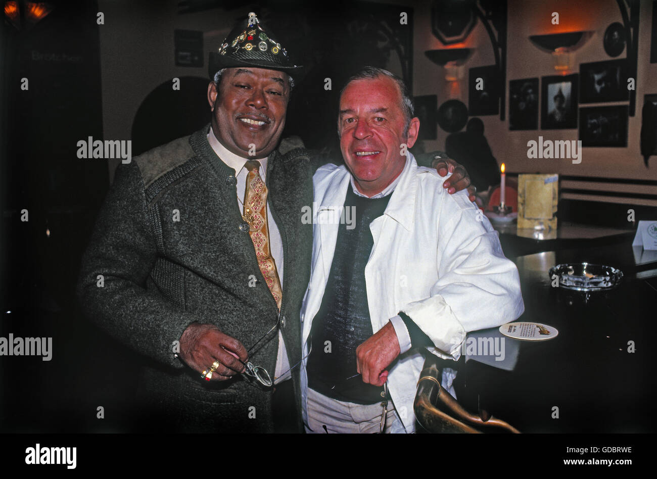 Howland, Chris, 30.7.1928 - 30.11.2013, British entertainer and disc jockey, half length, with Billy Mo, Filmcafe, Munich, 1980s, Stock Photo