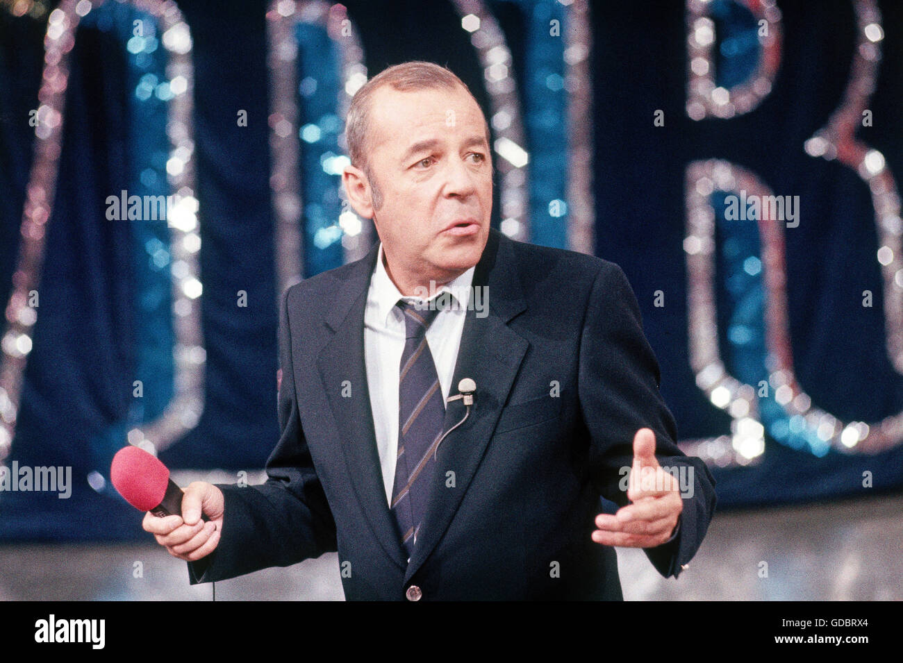 Howland, Chris, 30.7.1928 - 30.11.2013, British entertainer and disc jockey, during performance, 1980s, Stock Photo