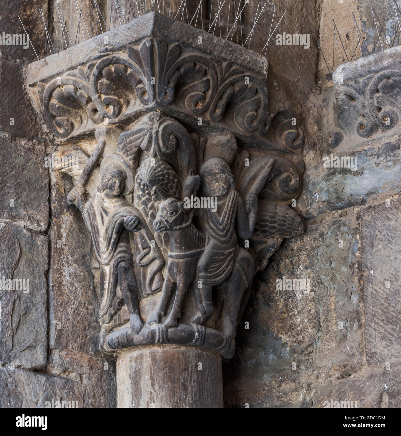 Jaca, Huesca Province, Aragon, Spain.   Historiated capital outside the Romanesque Catedral de San Pedro Apóstol. Stock Photo