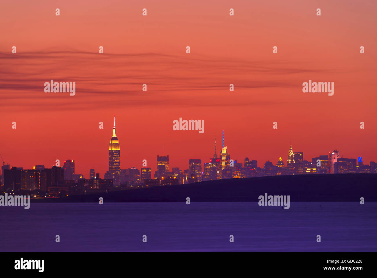 New york skyline at night hi-res stock photography and images - Alamy