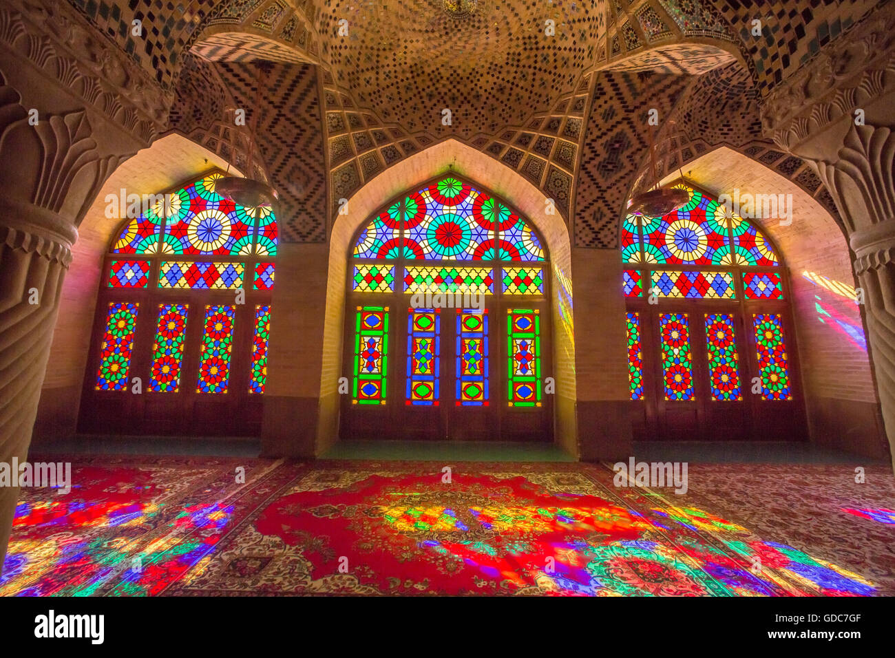Алы насир. Мечеть Насир Аль Мульк витражи. Иран мечеть Насир-Аль-Мульк. Витражи мечеть Насир Аль-Мульк Шираз Иран. Мечеть в Иране с витражами.
