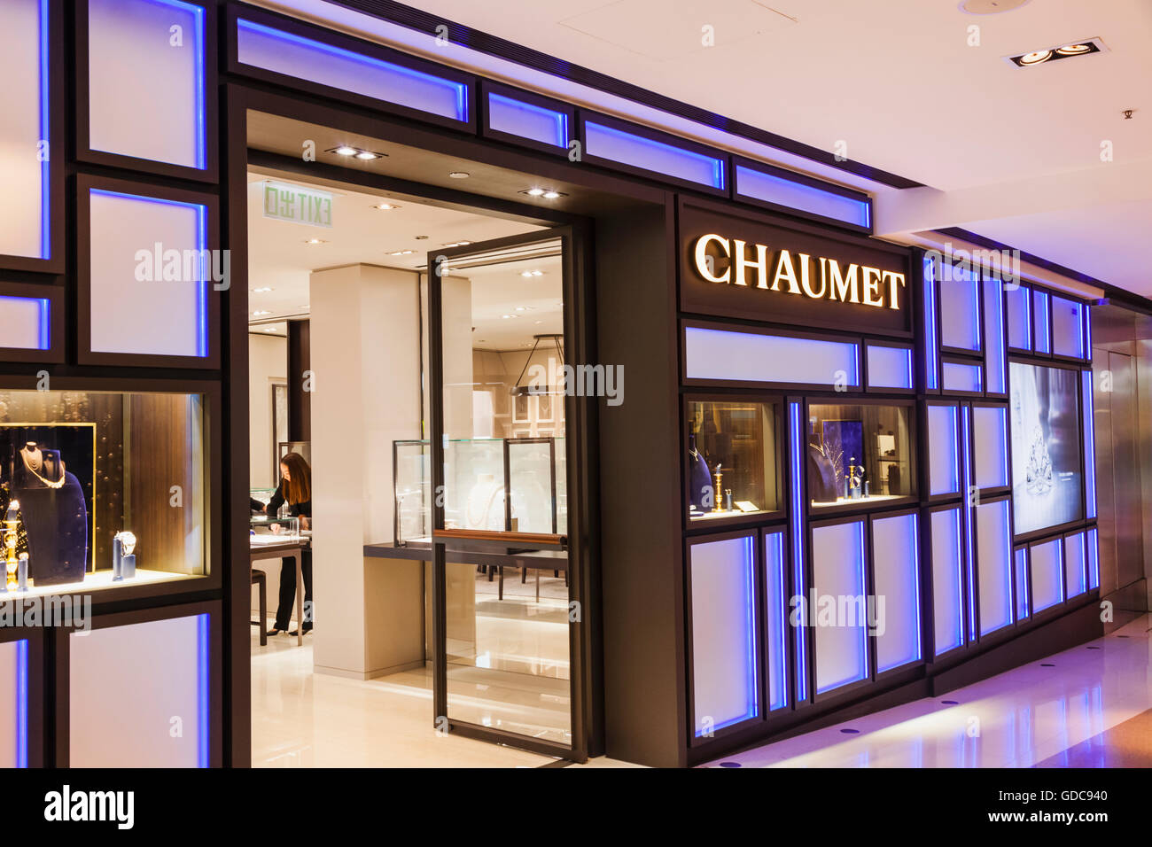 Chaumet store hi-res stock photography and images - Alamy