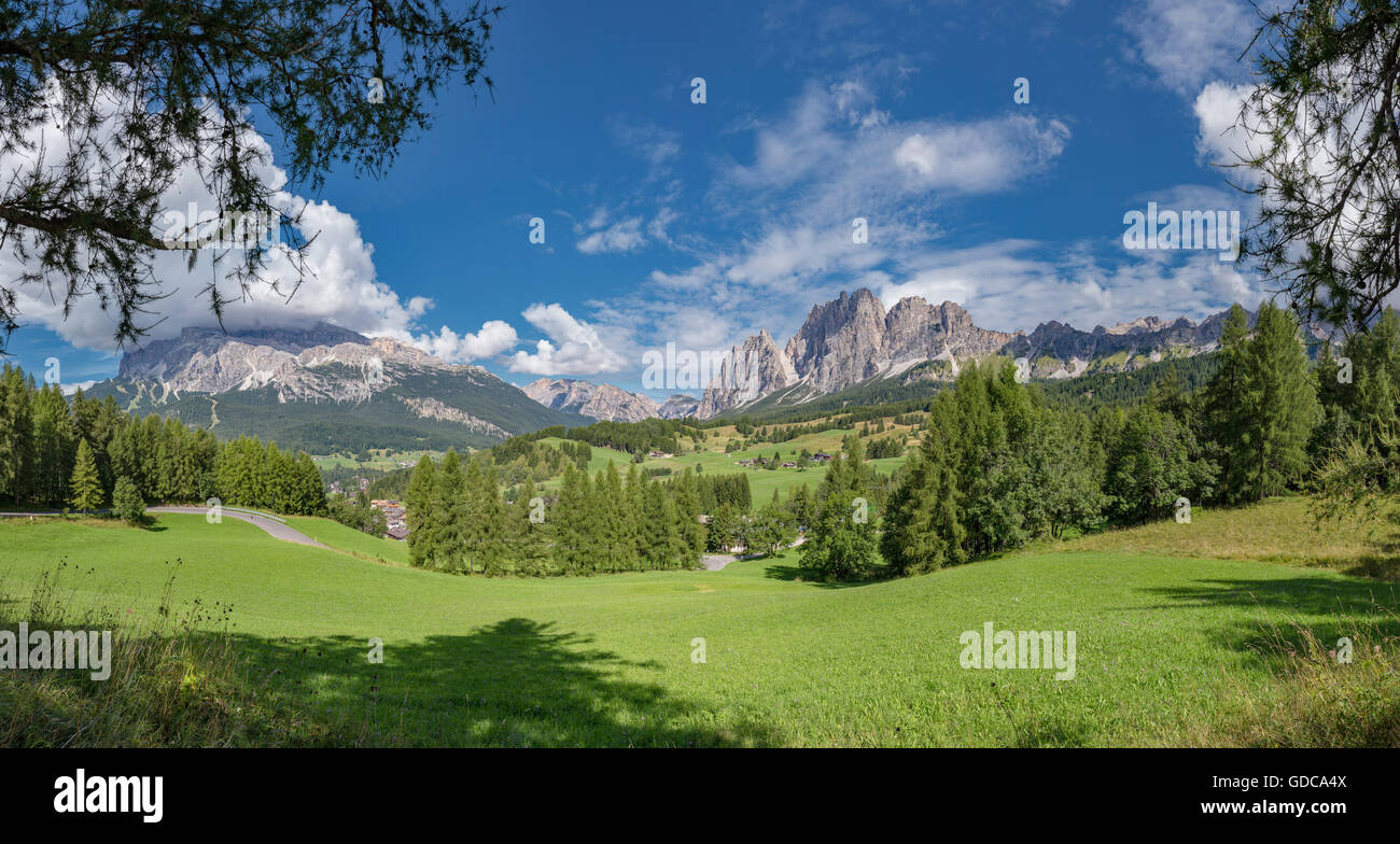 Cortina d’Ampezzo,Italia,Dolomite mountain Pomagagnon en Tofane di Dentro,field with chalets Stock Photo