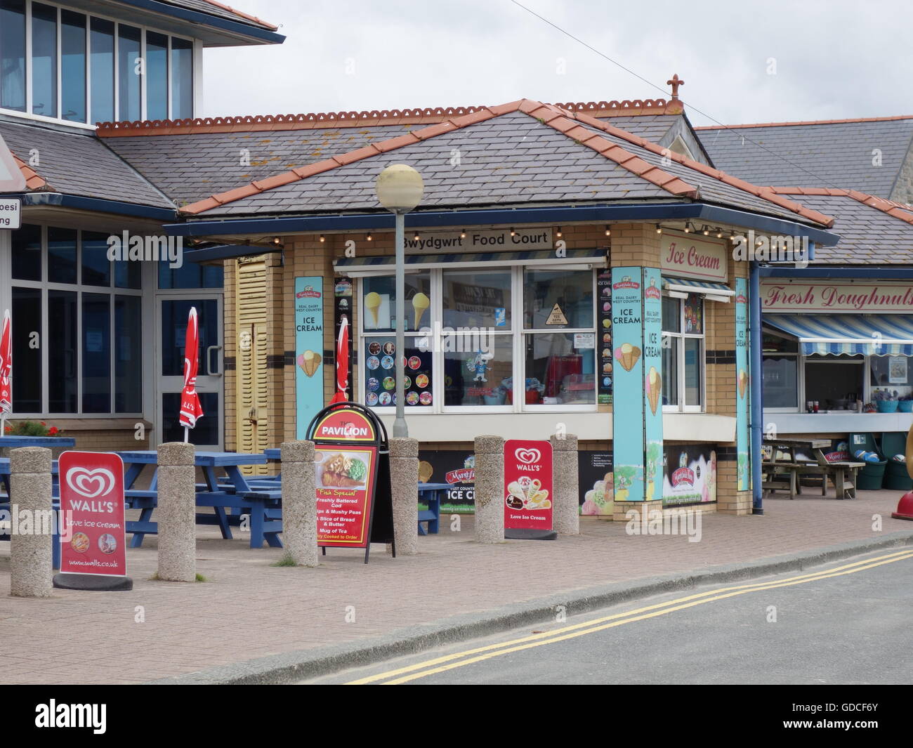 Ice cream and snack kiosk at the beach Stock Photo - Alamy