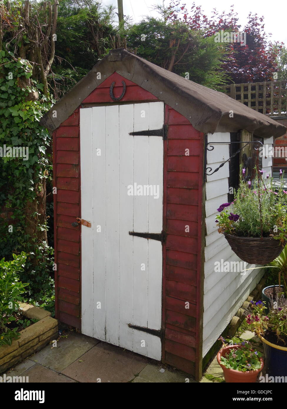 Old garden shed Stock Photo - Alamy