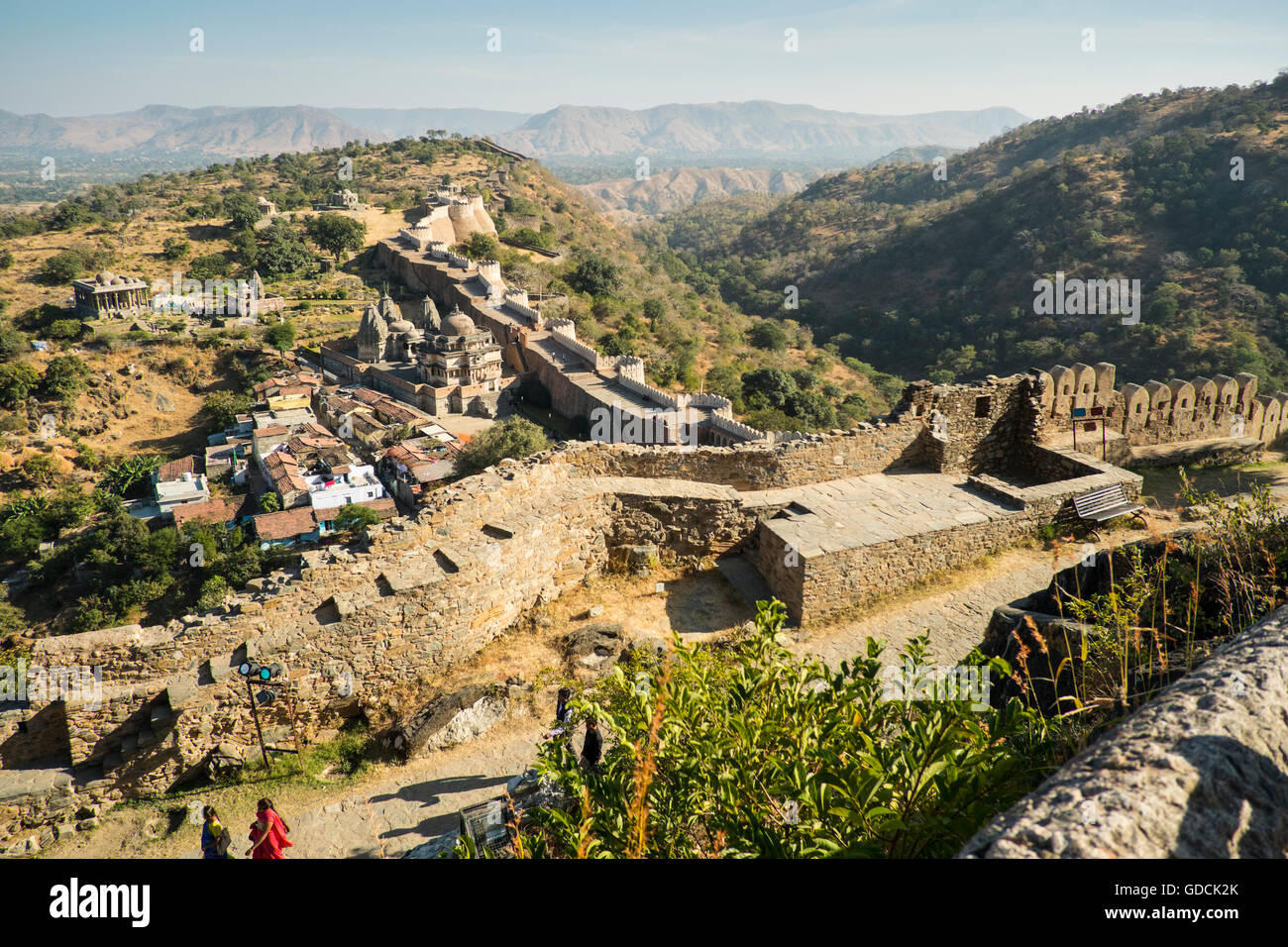 Looking At The Great Wall Of Kumbhalgarh Fort In Rajasthan India Stock Photo Alamy