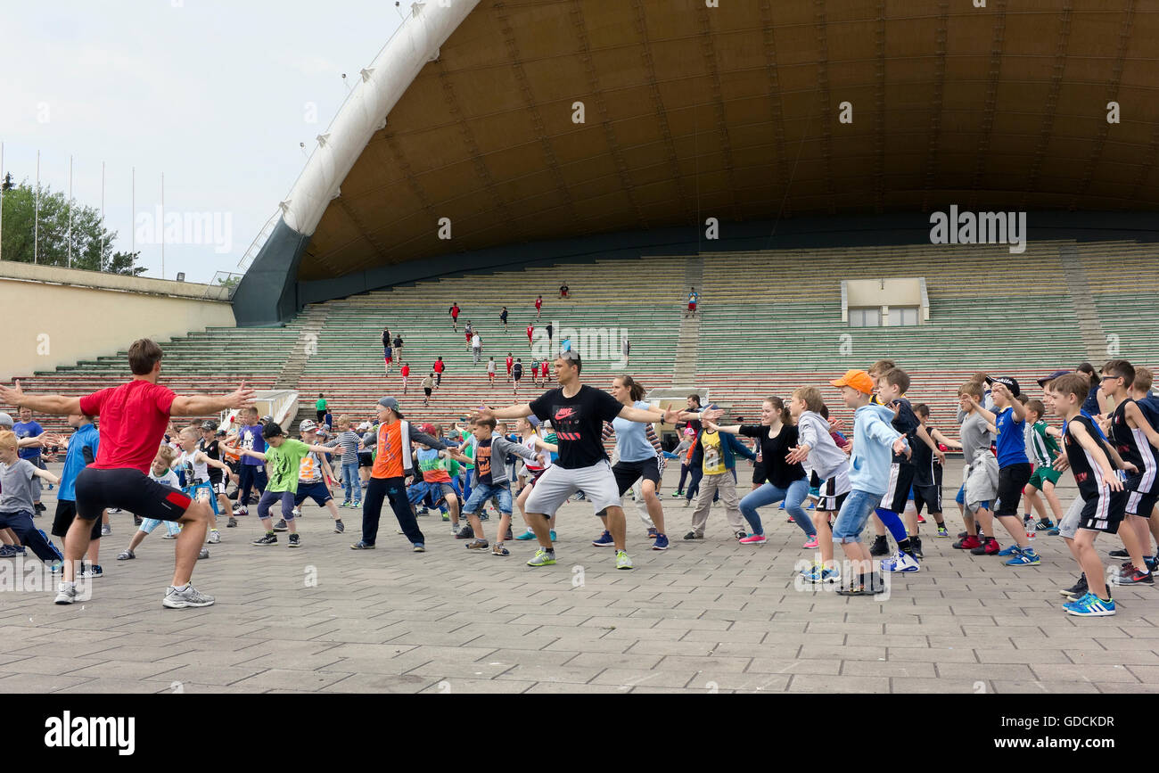 VILNIUS, LITHUANIA - JUNE 17, 2016: Morning mass sport training of young children -  athletes in the central city park Vingis. A Stock Photo