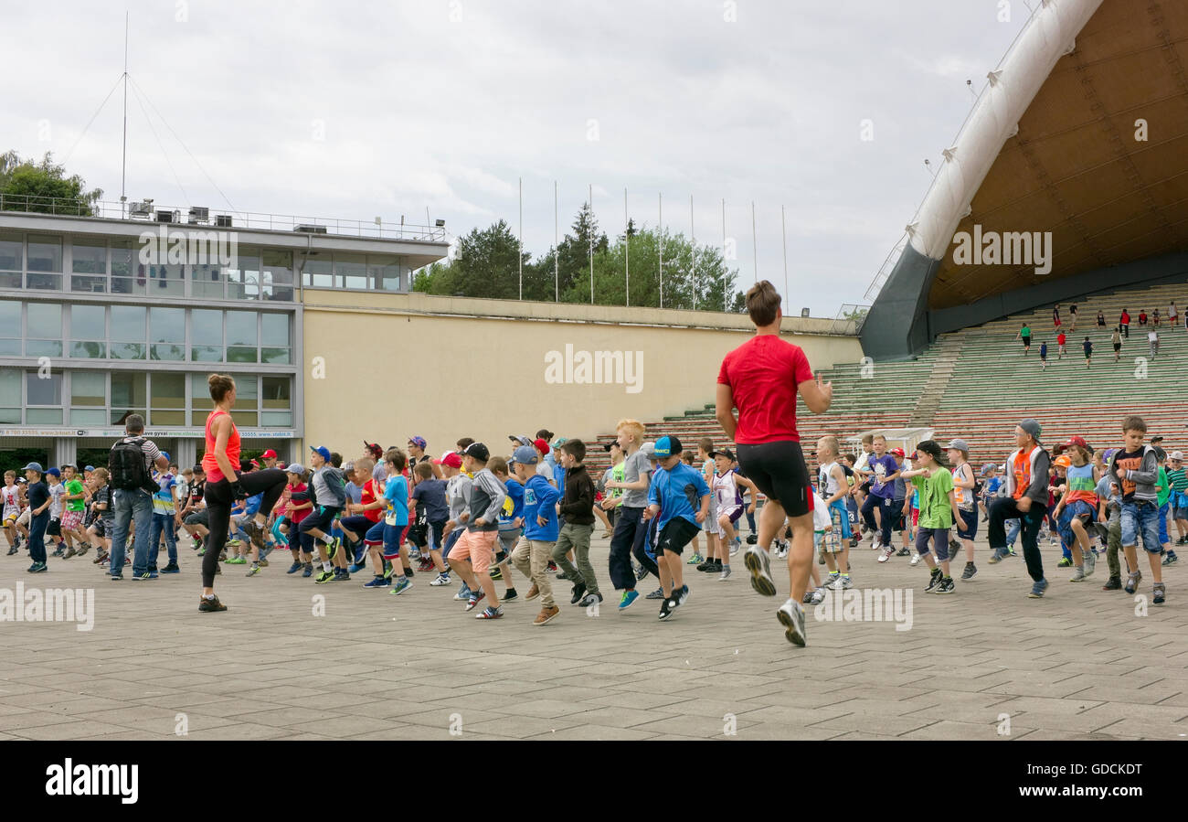 VILNIUS, LITHUANIA - JUNE 17, 2016: Morning mass sport training of young children -  athletes in the central city park Vingis. A Stock Photo