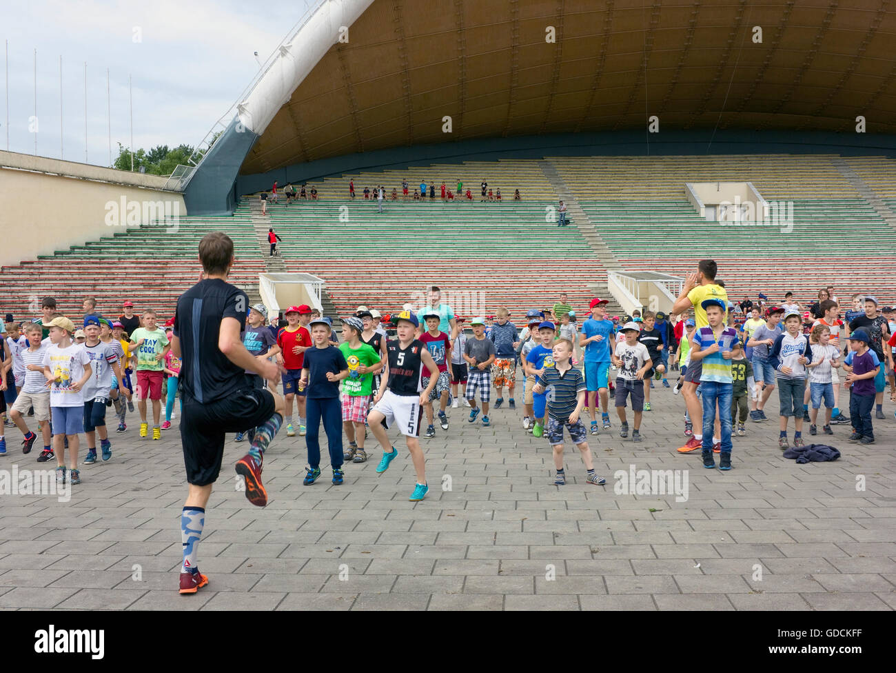 VILNIUS, LITHUANIA - JUNE 17, 2016: Morning mass sport training of young children -  athletes in the central city park Vingis. A Stock Photo