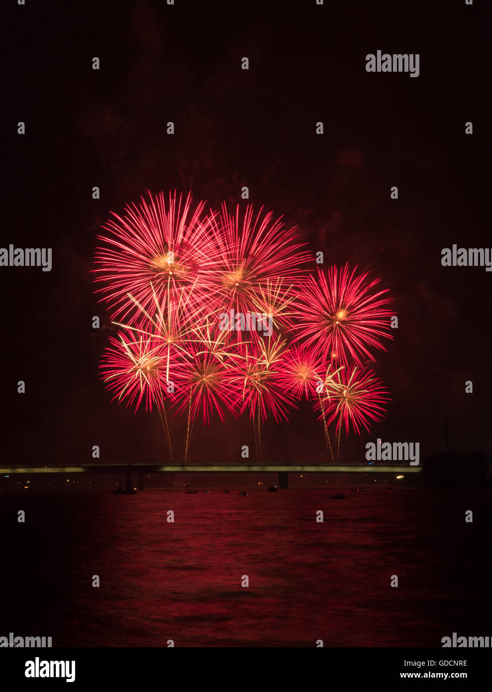 Canberra SkyFire 2016 Fireworks, Lake Burley Griffin Stock Photo - Alamy