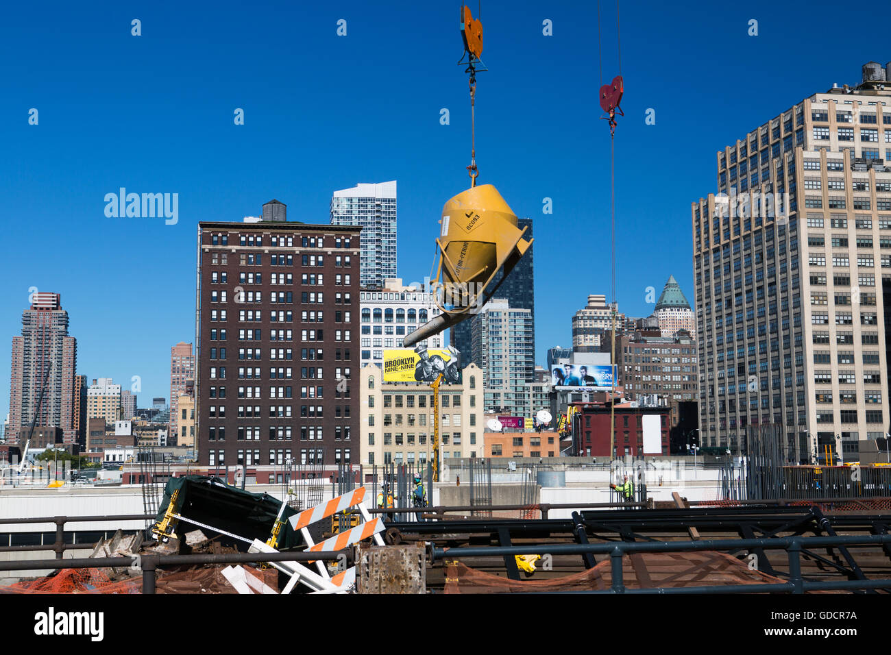 New York City buildings under construction next to the High Line Stock ...