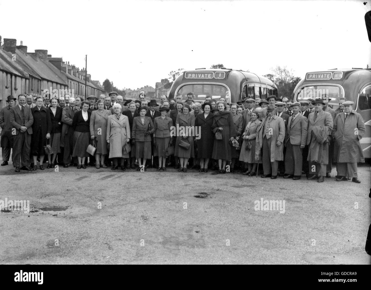 Group photo of day trip in the east midlands, possibly Nottinghamshire or Derbyshire on Bartons coaches. Circa late 1940 s or early 1950 s. Photograph by Tony Henshaw Stock Photo