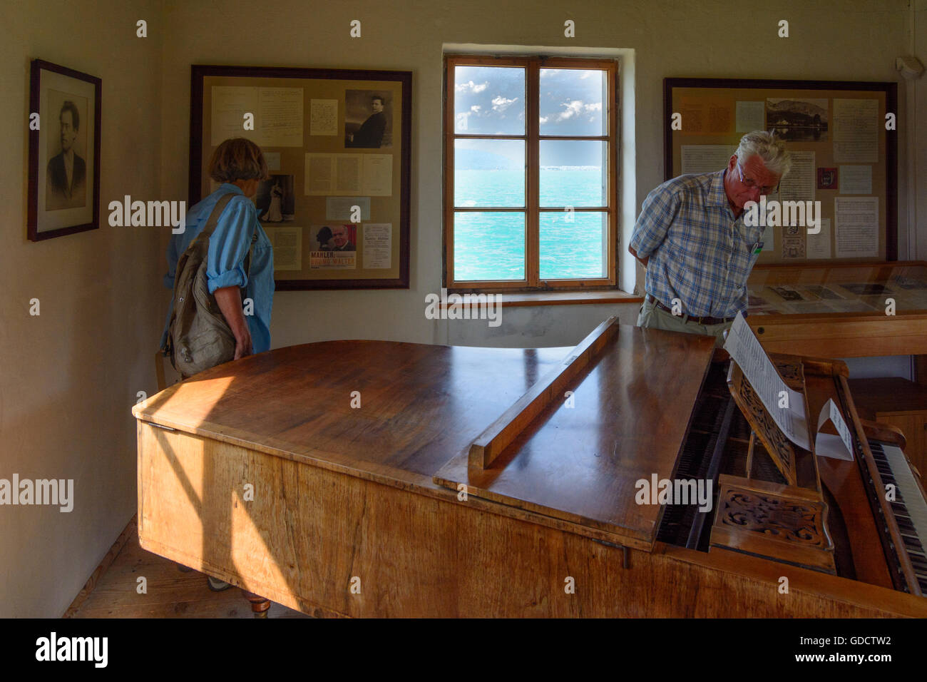 Steinbach am Attersee: Composing house of Gustav Mahler at lake Attersee, visitors, Austria, Oberösterreich, Upper Austria, Salz Stock Photo