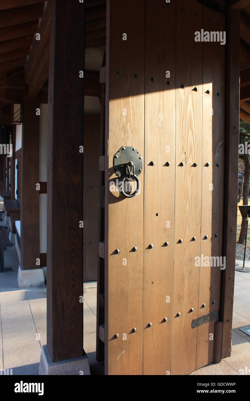 Traditional Korean door Stock Photo Alamy