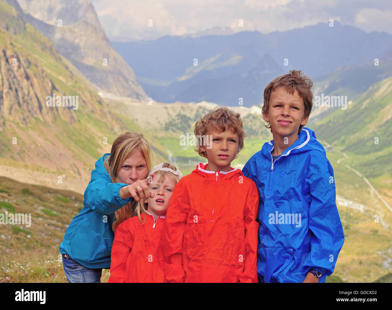 Family in nature active hi-res stock photography and images - Alamy