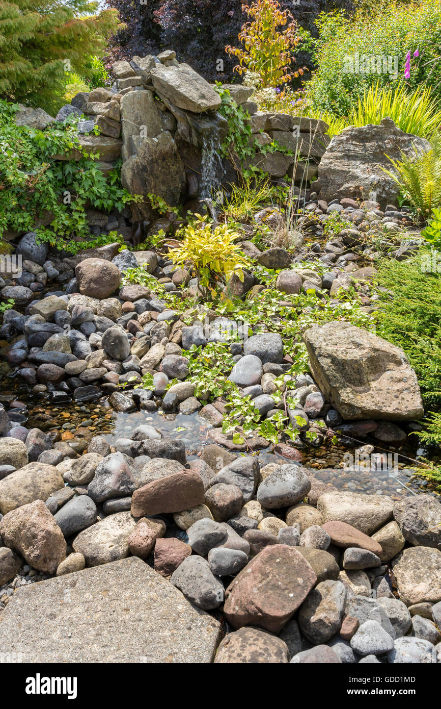 Garden waterfall feature hi-res stock photography and images - Alamy