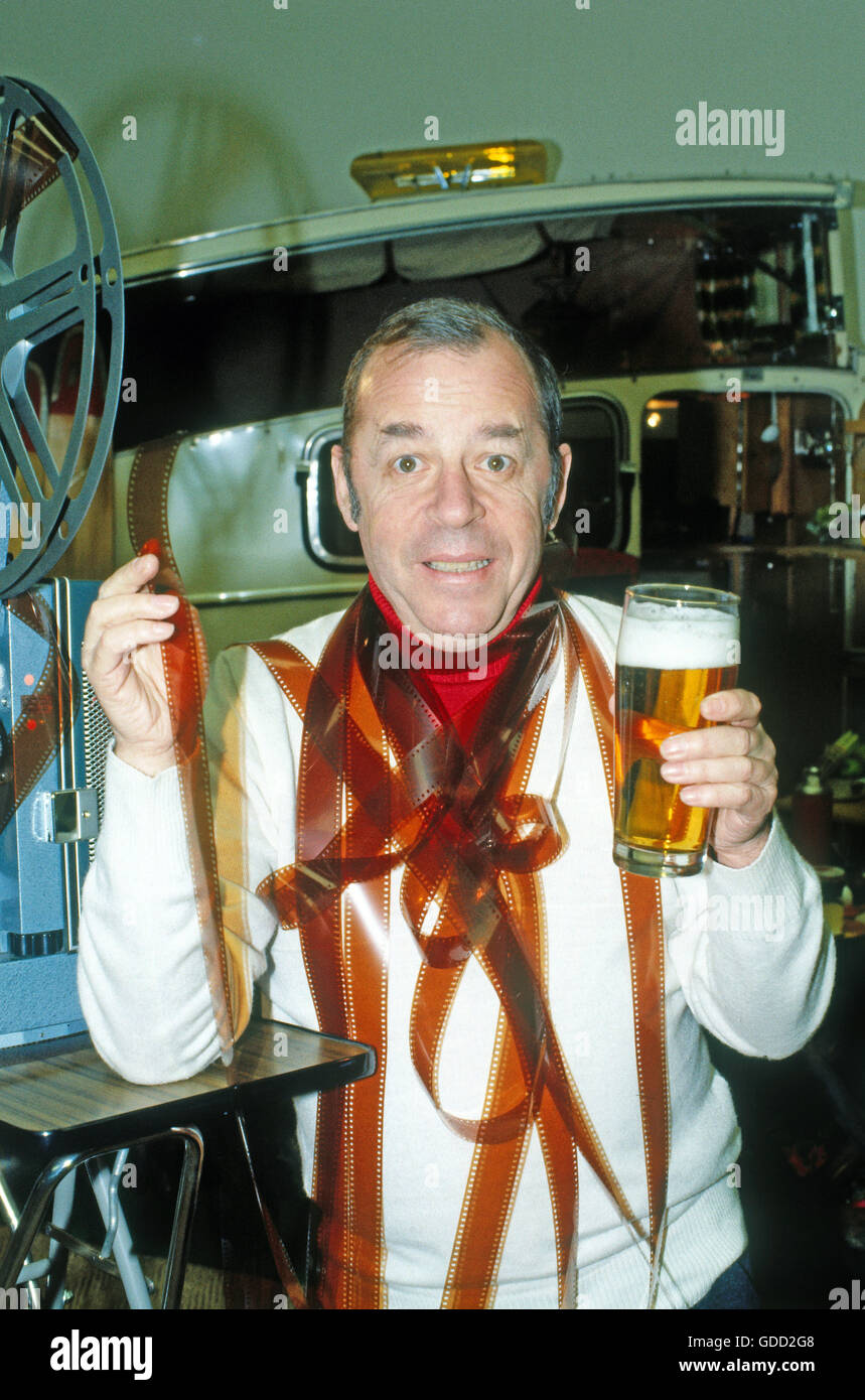 Howland, Chris, 30.7.1928 - 30.11.2013, British entertainer and disc jockey, half length, with film strip and beer, 1980s, Stock Photo
