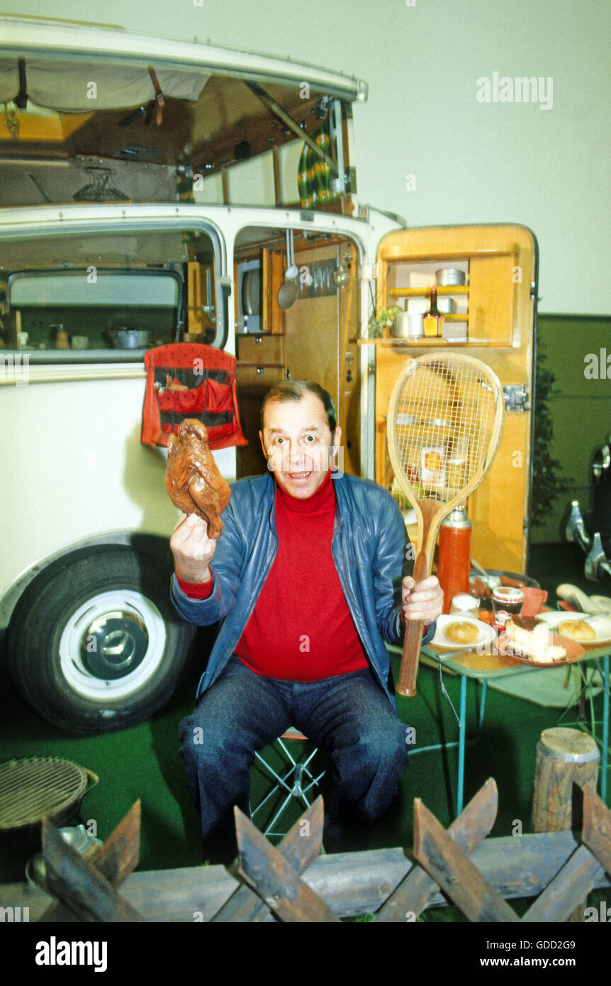 Howland, Chris, 30.7.1928 - 30.11.2013, British entertainer and disc jockey, half length, in front of caravan, 1980s, Stock Photo