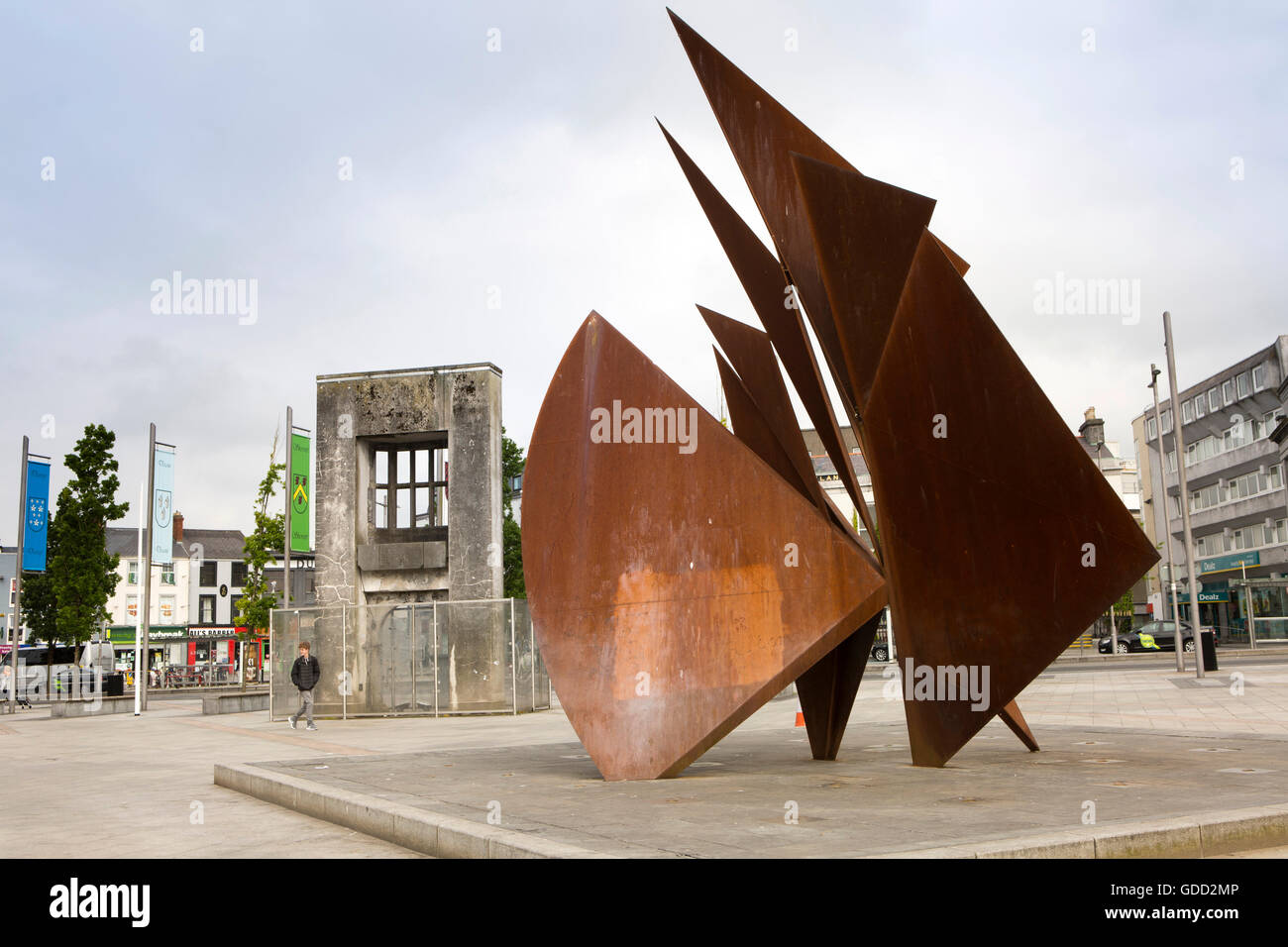 Ireland, Co Galway, Galway, Eyre Square, John Kennedy Park, metal fountain sculpture and  Browne's Gateway Stock Photo