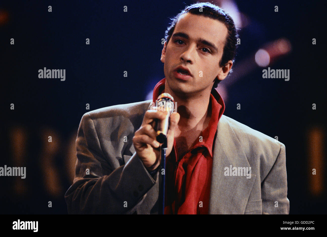 Ramazzotti, Eros, * 28.10.1963, Italian singer, half length, stage performance in the telecast 'Wetten dass...?', Hof Festival Hall, Upper Franconia, 7.4.1990, Stock Photo