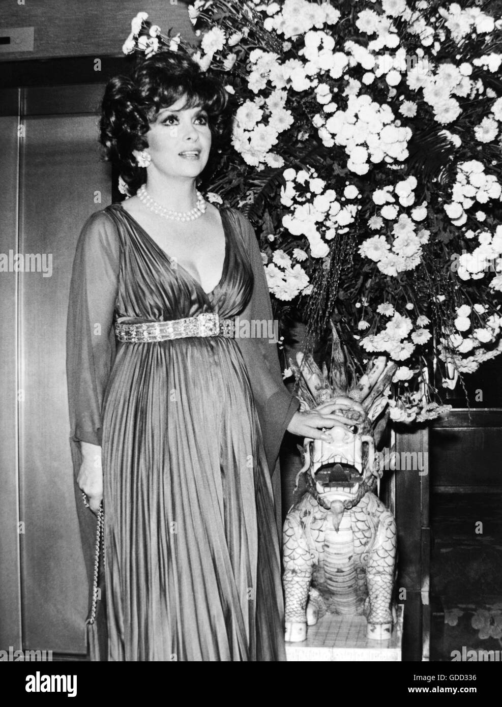 Lollobrigida, Gina, * 4.7.1927, Italian actress, half length, at party celebrating 3 years anniversary of 'Regine's' nightclub, Düsseldorf, 13.5.1982, Stock Photo