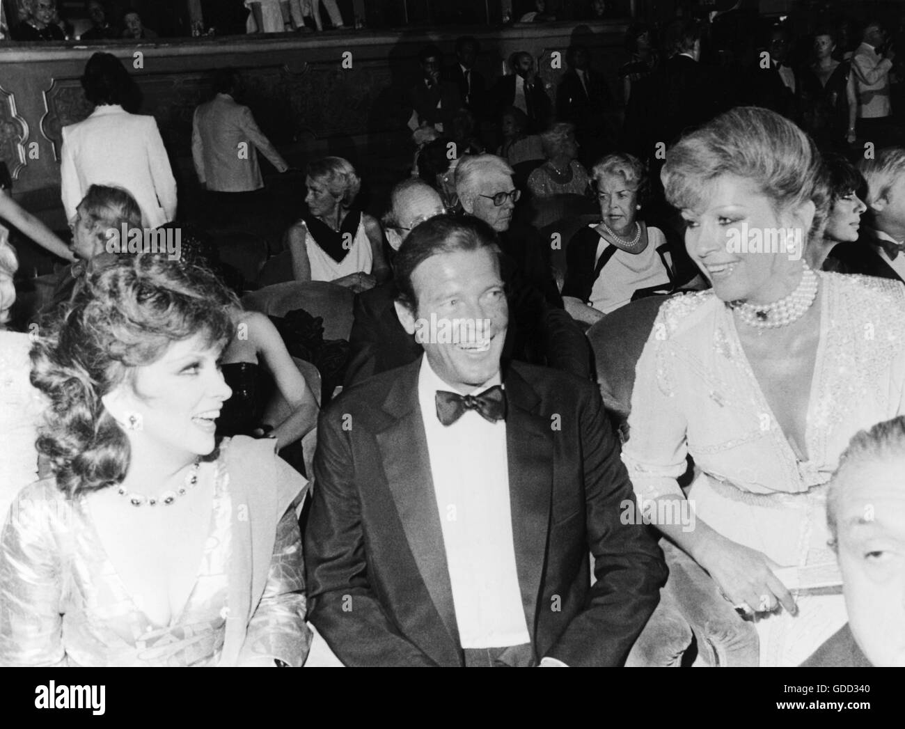 Lollobrigida, Gina, * 4.7.1927, Italian actress, half length, with Roger Moore, his 3rd wife Luisa Mattioli, 51st Film Festival, Venice, 30.8.1983, Stock Photo