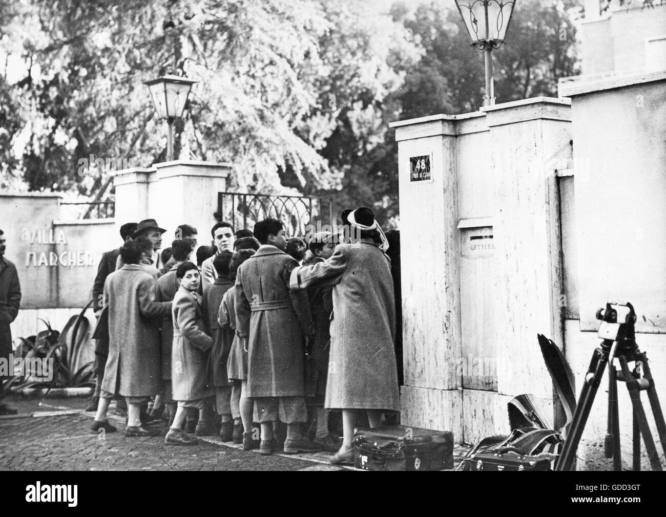Bergman, Ingrid, 29.8.1915 - 29.8.1982, Swedish actress, onlookers outside the Villa Margherita hospital, where her son Roberto Rossellini jr. was born, Rome, 6.2.1950, Stock Photo