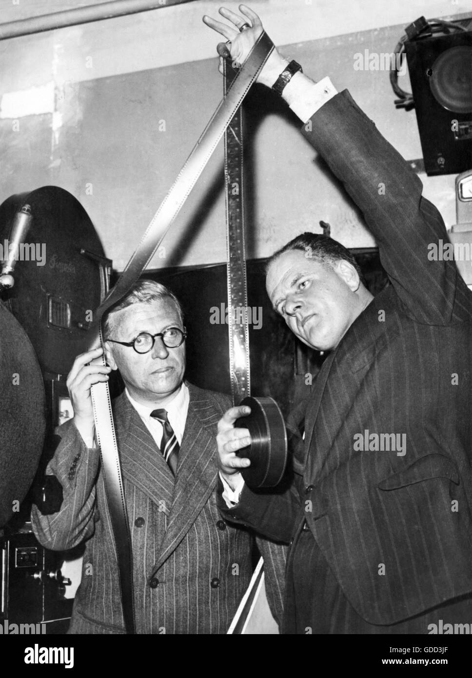 Sartre, Jean-Paul, 21.6.1905 - 15.4.1980, French author / writer and philosopher, half length, with Jean Delannoy, watching the samples of the movie 'The Chips Are Down' (Les jeux sont faits), Paris, April 1947, Stock Photo