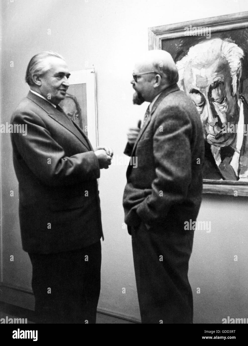 Gurlitt, Wolfgang, 15.2.1888 - 26.3.1965, German art dealer and publisher, with the painter Hans Juergen Kallmann in an art exhibition, Munich, May 1955, Stock Photo